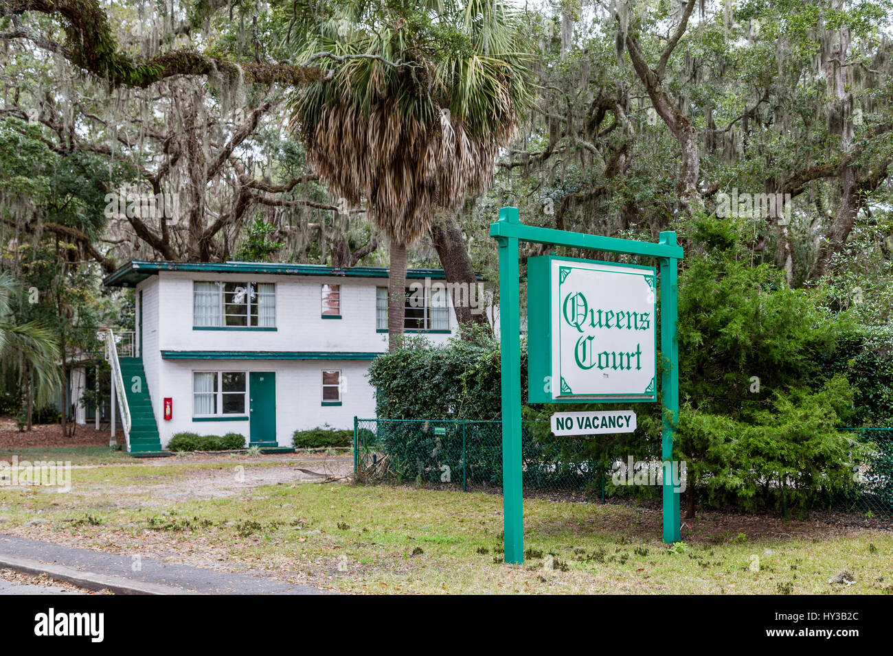 Ein altes menschenleer und weiße Betonklotz und grüne Motel unter südlichen Eichen und spanischem Moos geschlossen Stockfoto