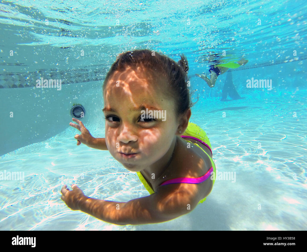 unter Wasser im pool Mädchen Posen für die Kamera Stockfoto