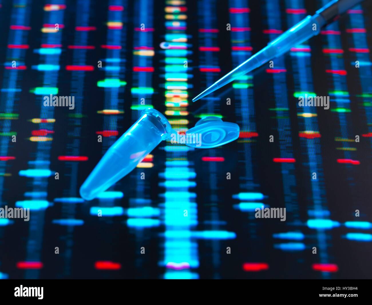 Pipette Zugabe der Probe in ein Fläschchen für Gentests, mit Ergebnissen im Hintergrund. Stockfoto