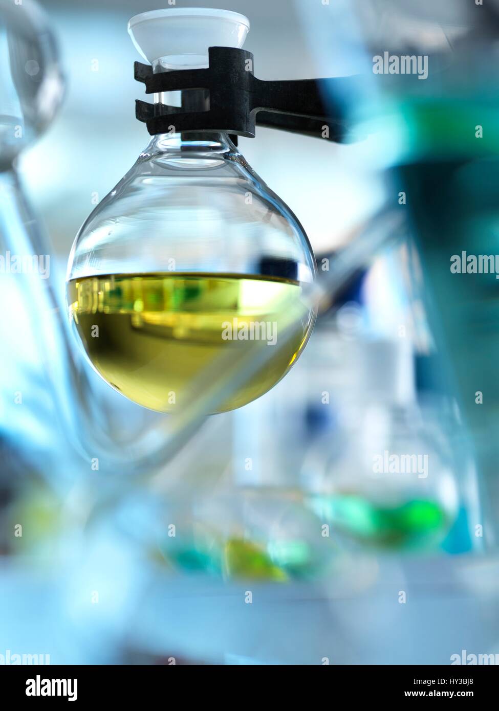 Eine chemische Lösung, die in einem Labor getestet. Stockfoto