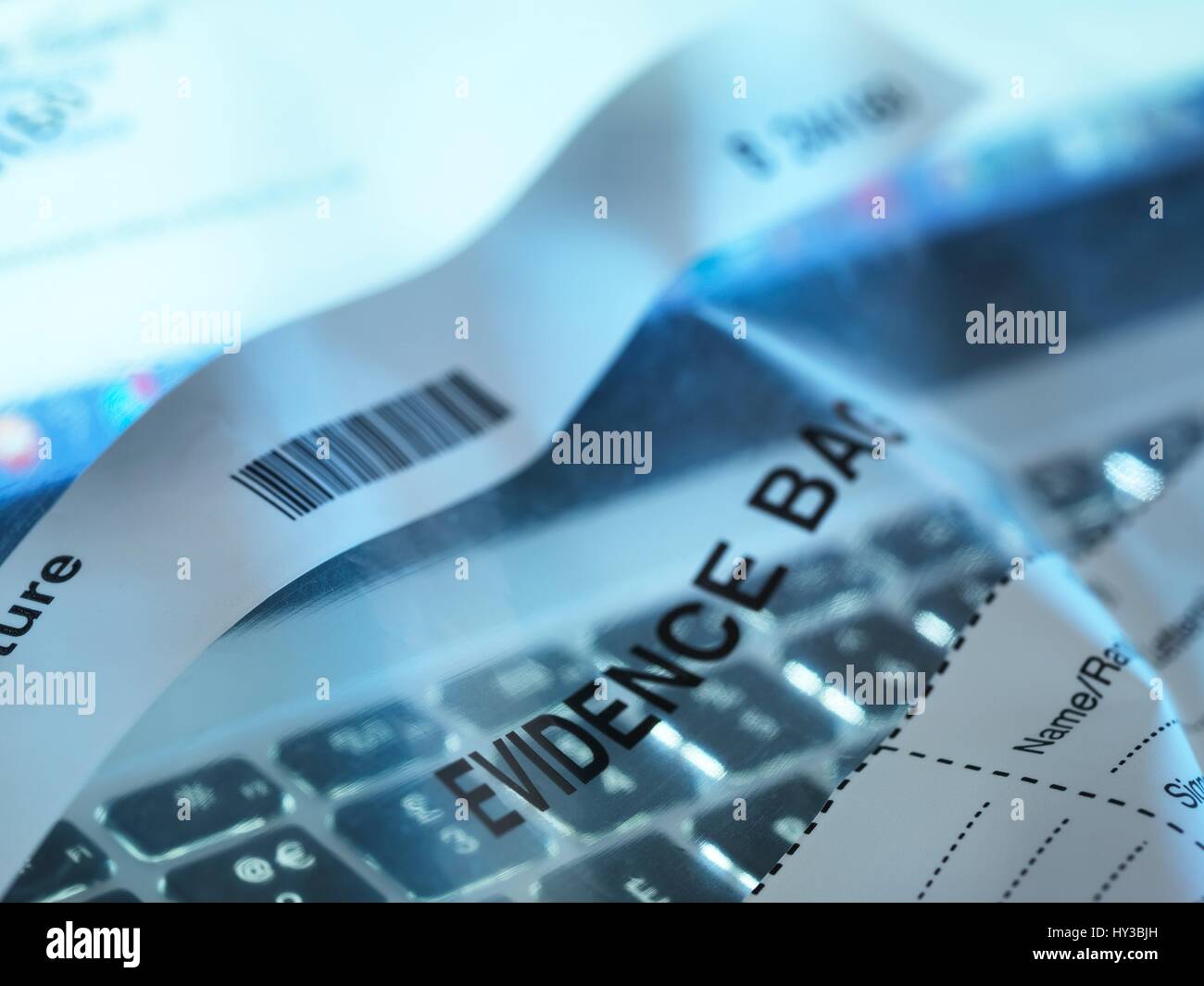 Forensische Beweise, während eine Cyber-Kriminalität-Untersuchung von einem Laptopcomputer gesammelt werden. Stockfoto