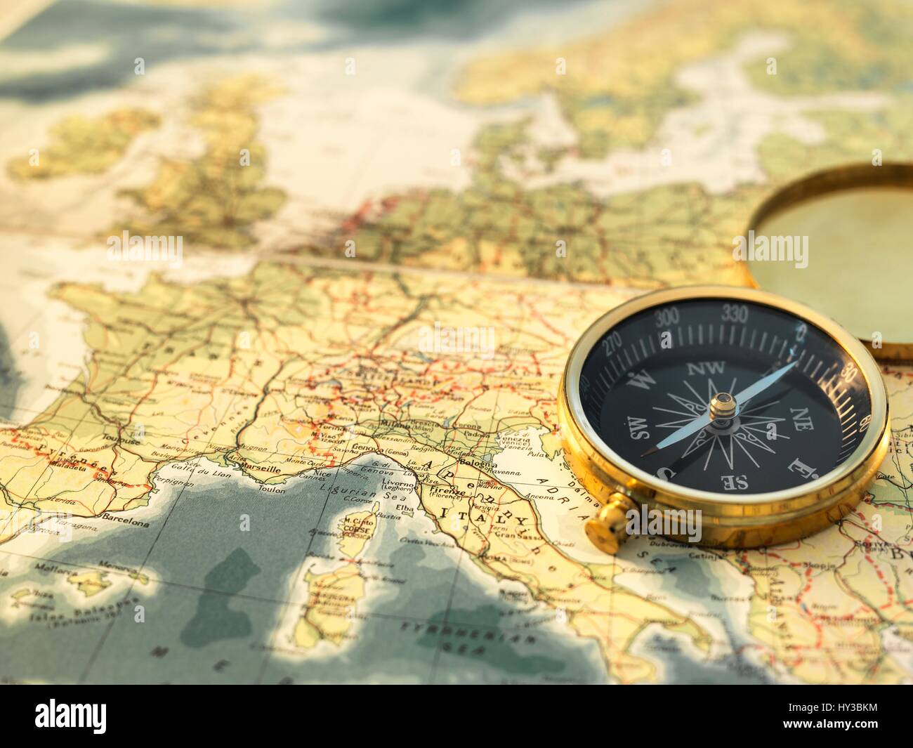 Kompass, sitzen auf einer Karte von Europa. Stockfoto