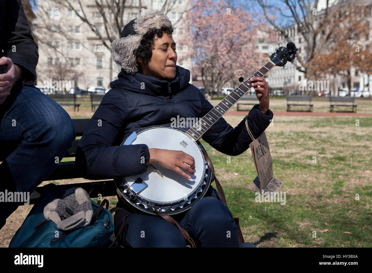 Afro-amerikanische Frau spielt Banjo in einem öffentlichen Park USA Stockfoto