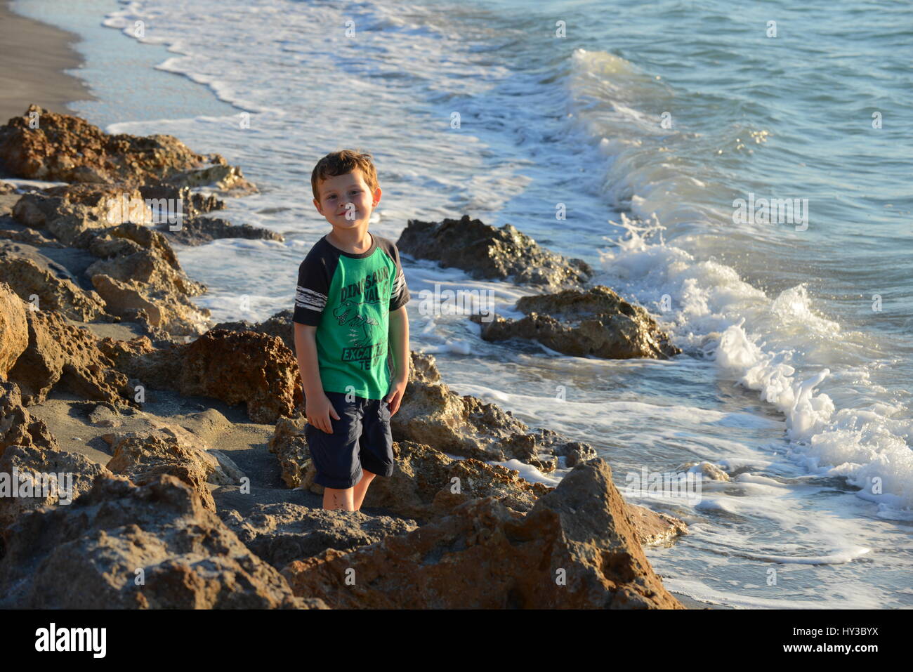 kleiner Junge am Strand Stockfoto