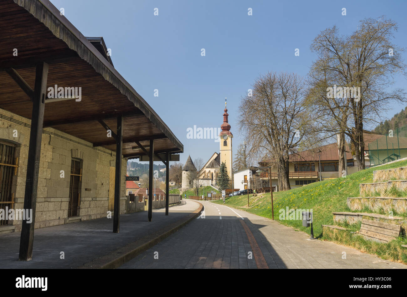 Die Alpe Adria Radweg vorbei an der Kirche und der alte Bahnhof von Tarvis in Italien Stockfoto