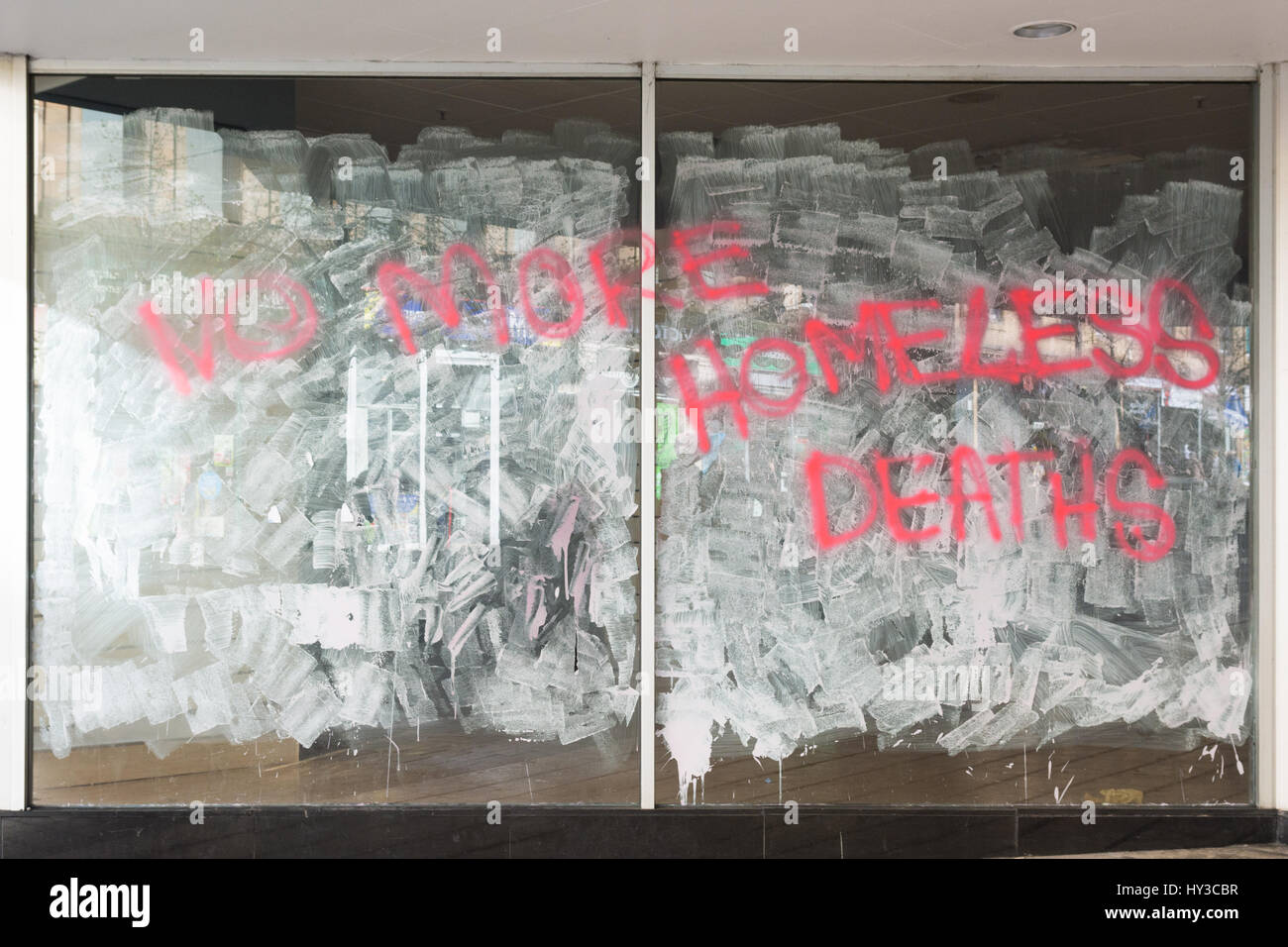 Nicht mehr Obdachlose Todesfälle geschrieben an den Fenstern des geschlossenen leer Bhs Gebäude im Stadtzentrum von Glasgow Stockfoto