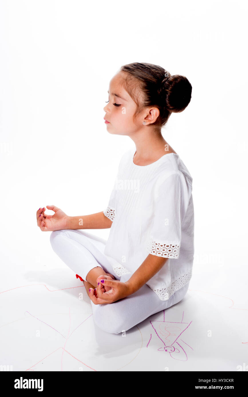 junges Mädchen in weiß auf weiß posiert Yoga studio Stockfoto