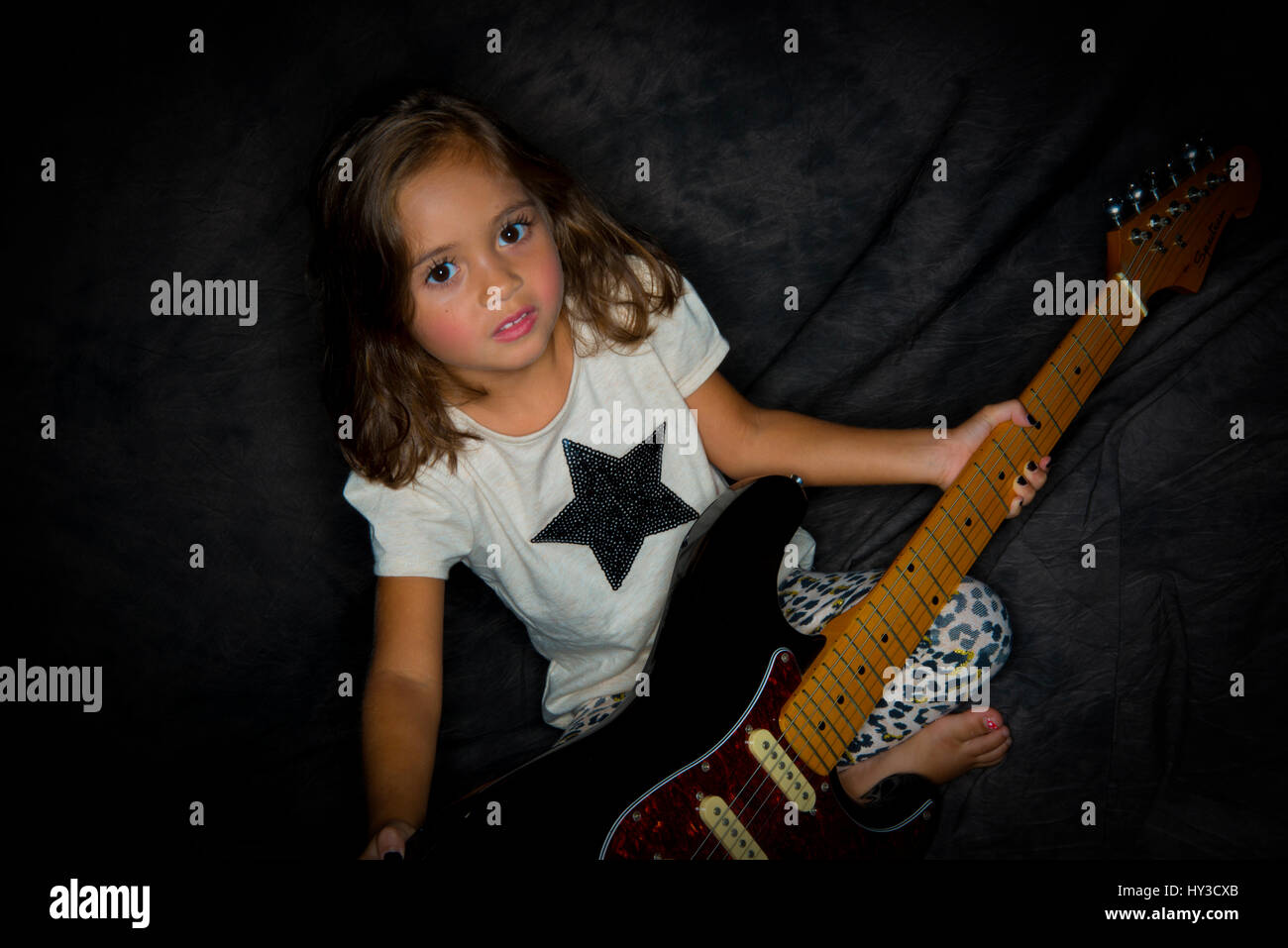 junges Mädchen mit Instrument halten Gitarre Stockfoto