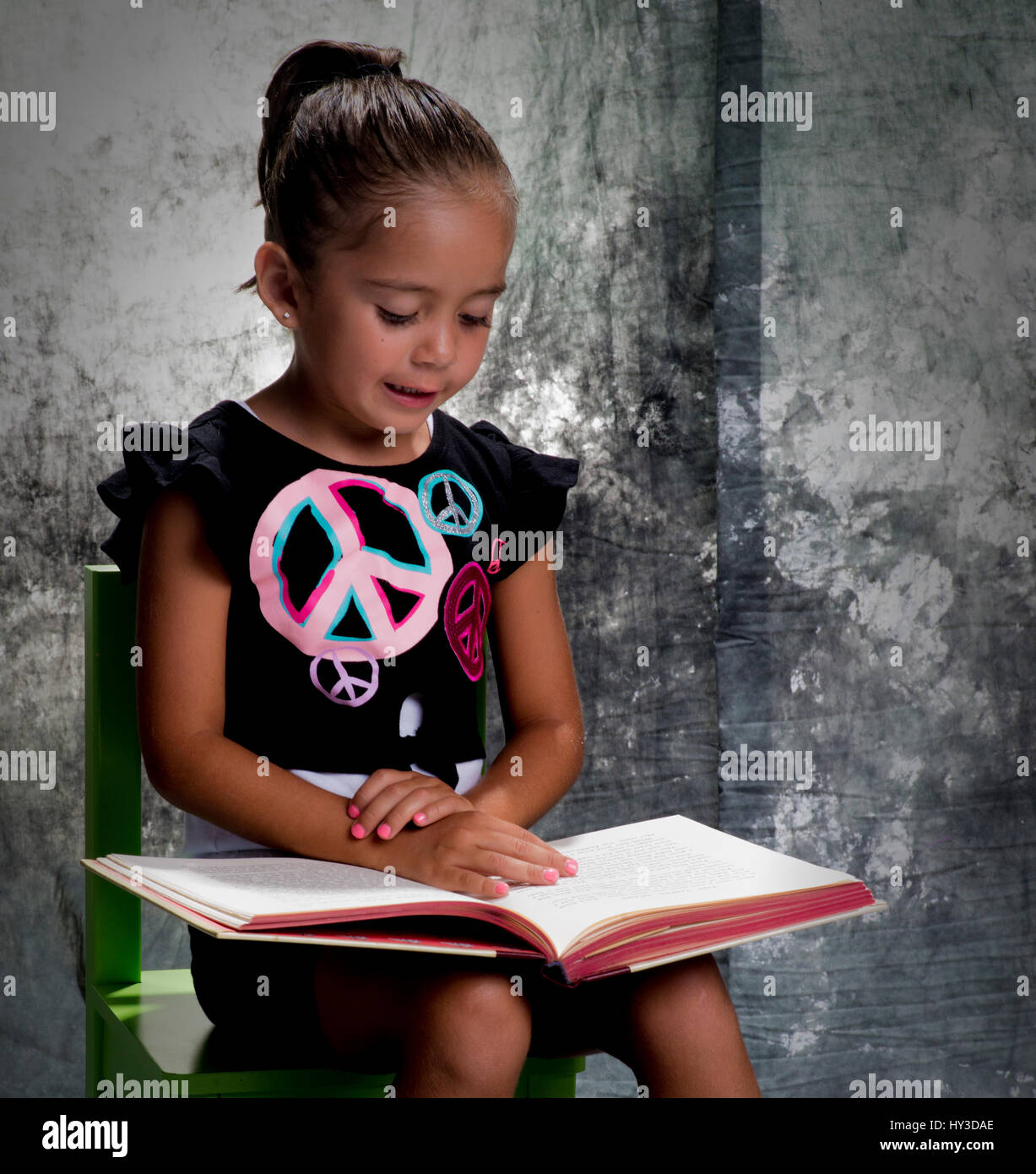 junge Mädchen in der Schule ein Buch lesen Stockfoto