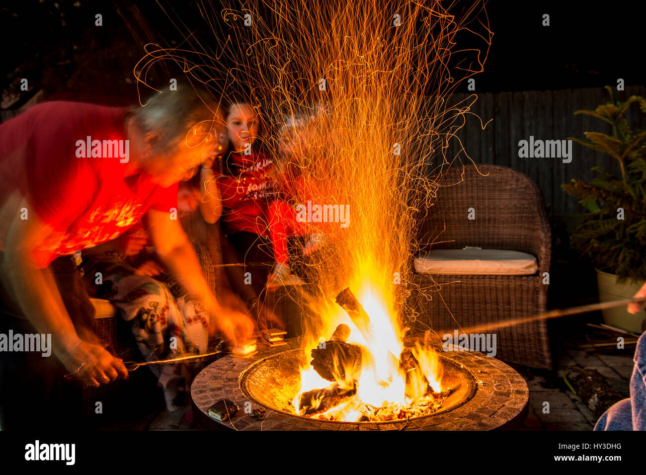 Feuerstelle mit großen langen Flammen Stockfoto