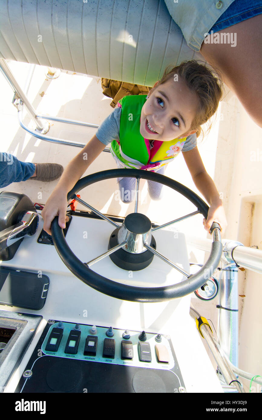 kleines Mädchen führen eines Bootes Stockfoto