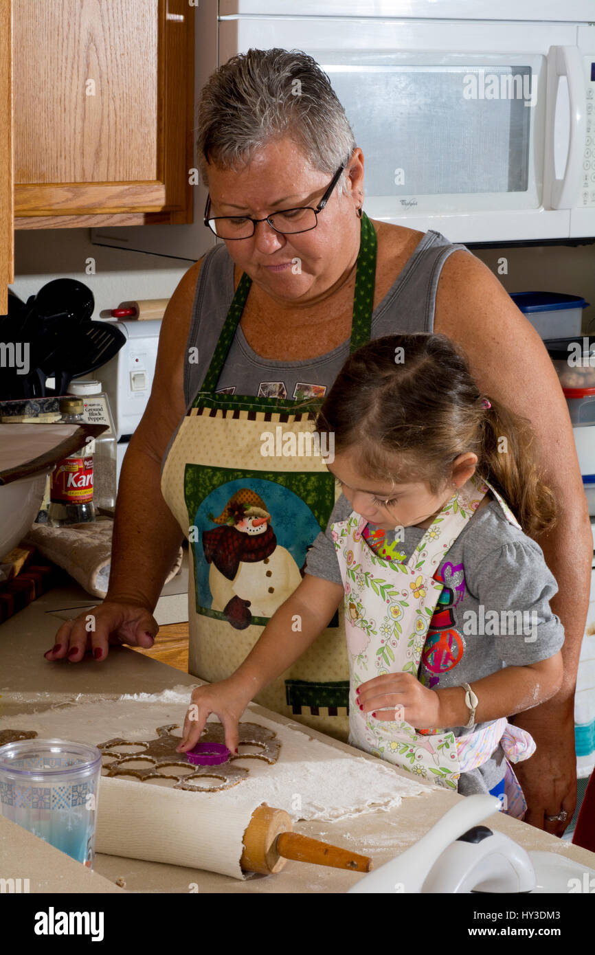 kleine Mädchen und Oma Kochen Stockfoto