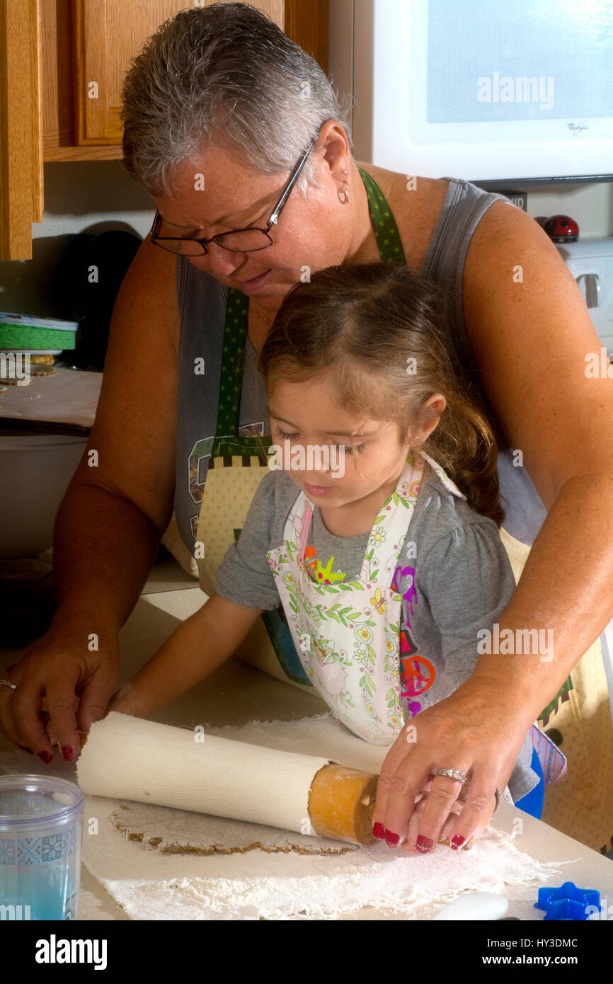 kleine Mädchen und Oma Kochen Stockfoto