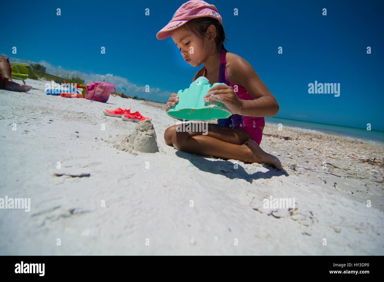 Mädchen am Strand im Sand spielen Stockfoto