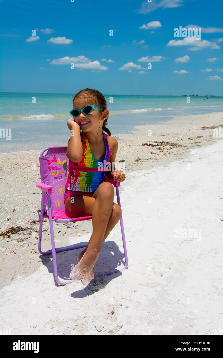 junges Mädchen am Strand sitzen in ihrem Strandkorb Stockfoto