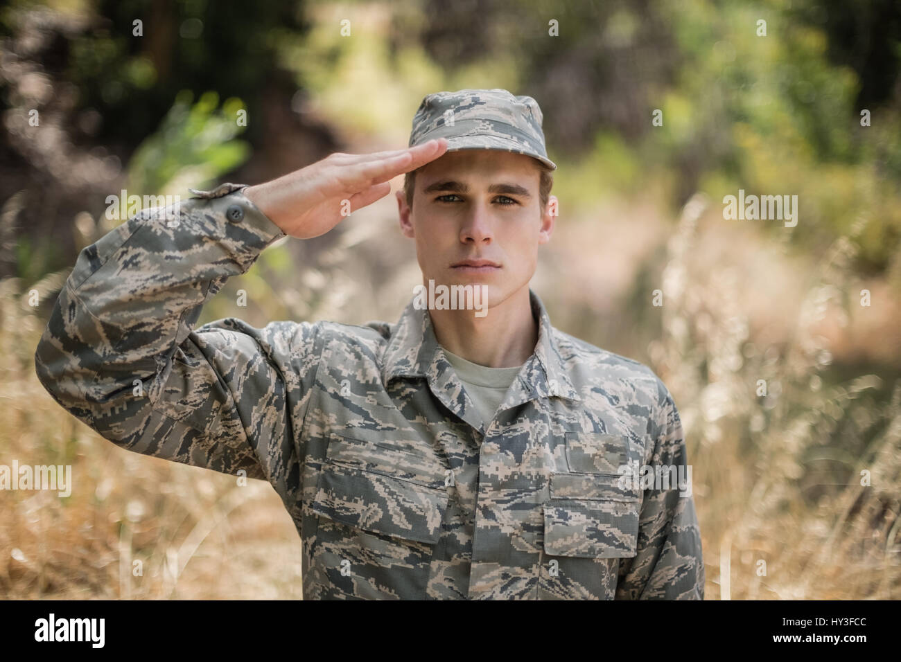 Porträt des militärischen Soldaten geben Gruß im Ausbildungslager Stockfoto