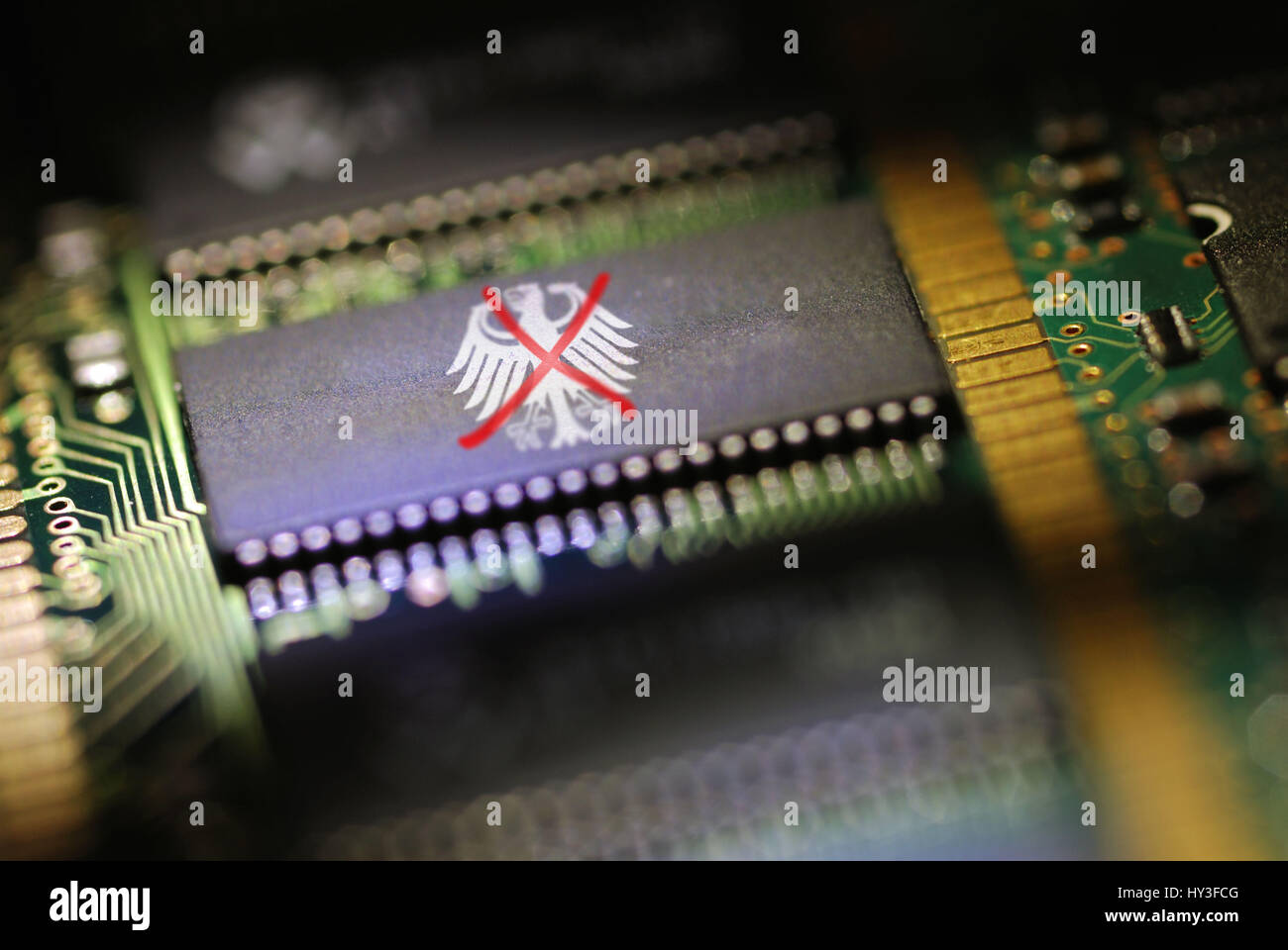 Auf Computer durchgestrichen Platin mit Bundesadler, Verletzung der Verfassung der Vorratsdatenspeicherung, Computerplatine Mit Durchgestrichenem Bundesadler, Stockfoto