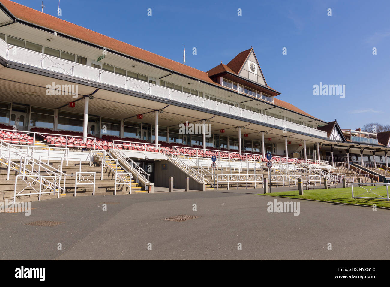 Main liegt bei Chester Rennbahn oder die Roodee die ältesten flache Rasen Rennen Rennstrecke in England Stockfoto