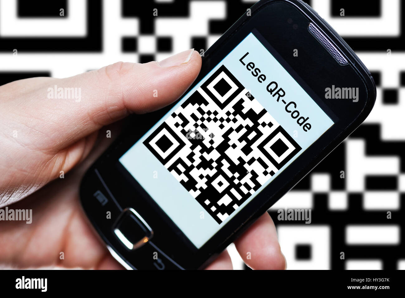 Hand mit Smartphone und QR-Code, Hand Mit Smartphone, QR-Code Stockfoto