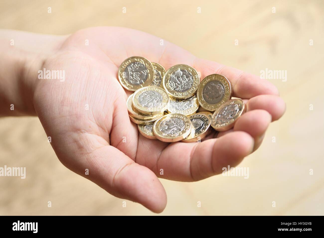 Handvoll Pfund-Münzen Stockfoto