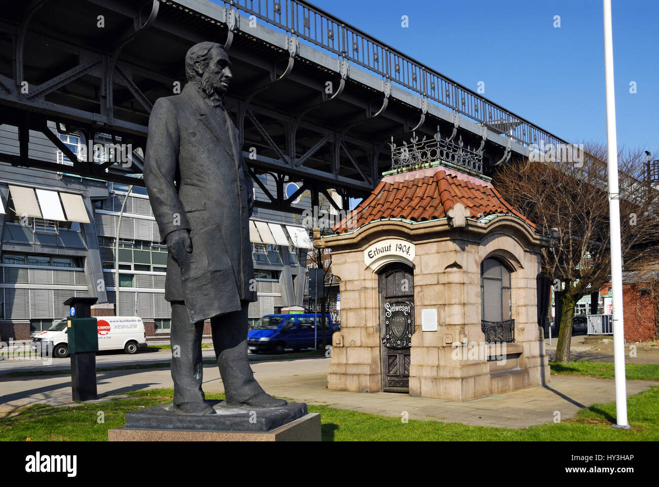 Kleines Haus historische Schleuse, Rainer Funke Einstieg und Statue von Sir William Lindley in Neustadt von Hamburg, Deutschland, Europa, Historisches Sielh Stockfoto