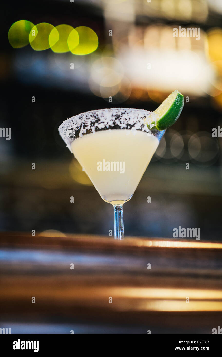 Klassischen Margarita Cocktail-Glas mit einem Keil von Kalk Stockfoto