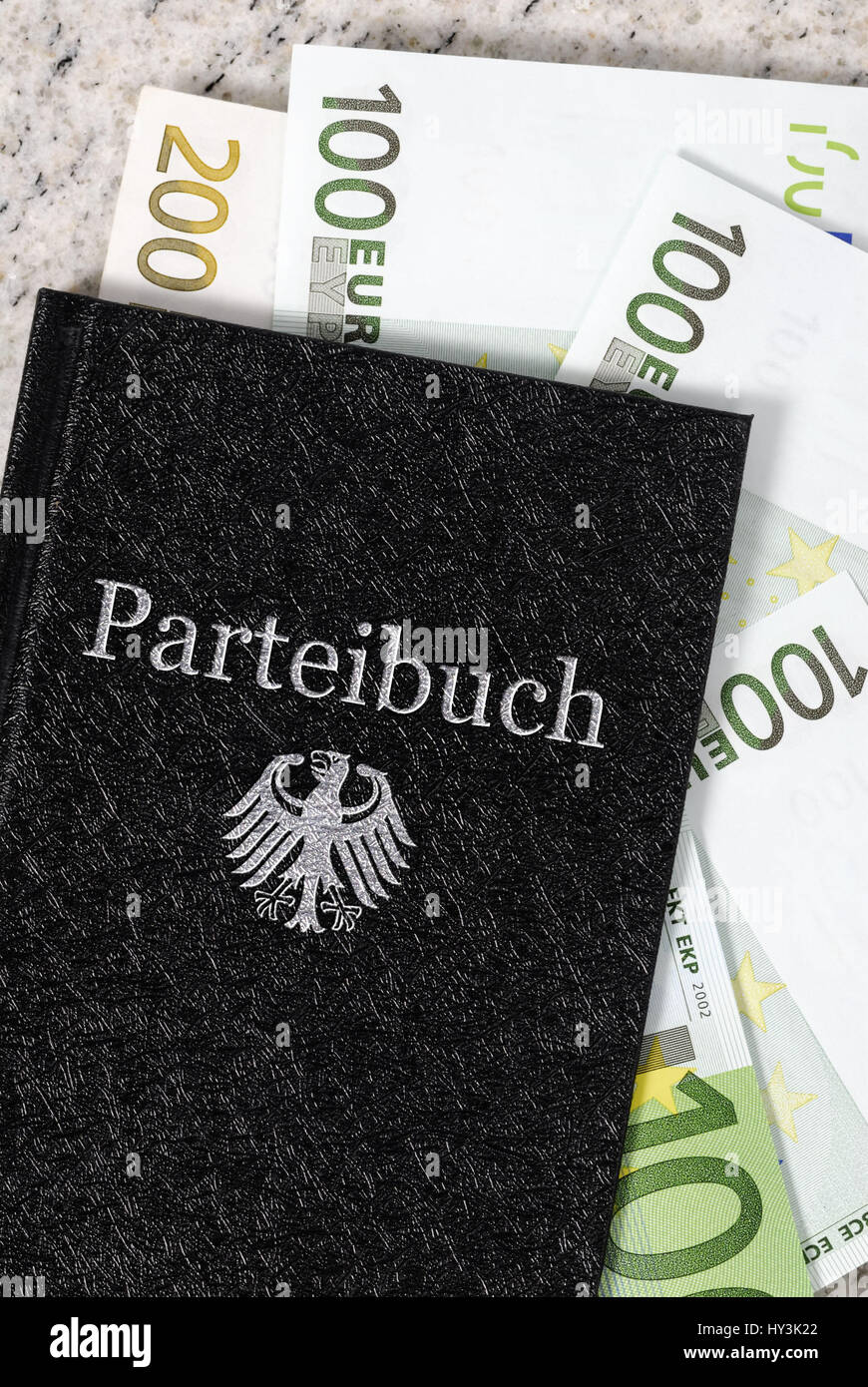 Party Karte mit Banknoten, Einkommen und zusätzliche Einnahmen von Politikern, Parteibuch Mit Geldscheinen, Einkünfte Und Nebeneinkünfte von Politikern Stockfoto