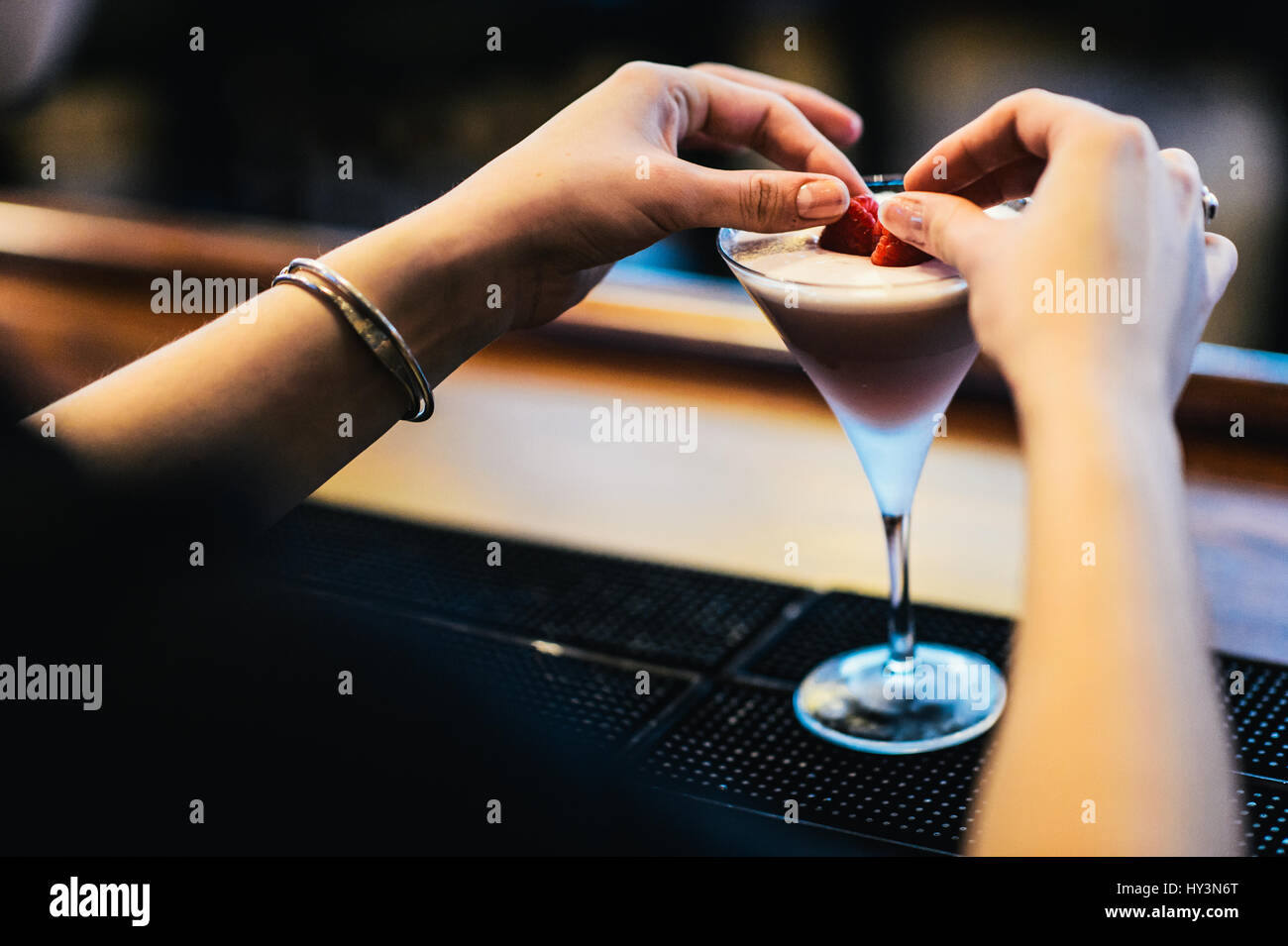 Barkeeper einen Cocktail Himbeeren Inverkehrbringen Stockfoto
