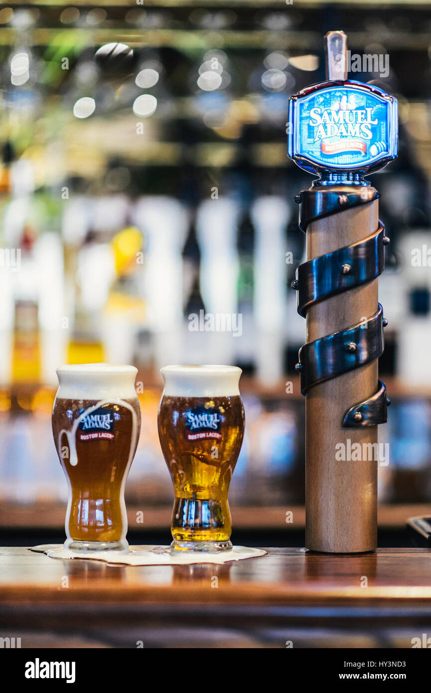 Zwei Pints Von Samuel Adams Bier Vom Fass Stockfotografie Alamy