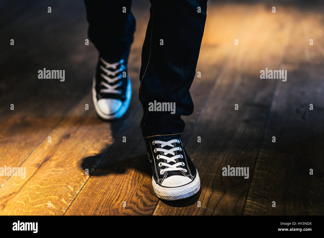 Nahaufnahme eines Mannes Beine in Converse zu Fuß Stockfoto