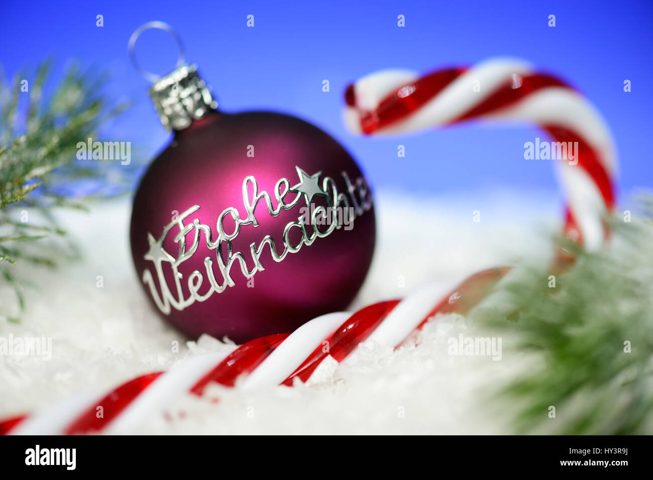 Weihnachtskugel mit Label froh Weihnachten und Stick von Rock, Weihnachten, Weihnachtskugel Mit Aufschrift Frohe Wohnaccesoires Und Zuckerstange, Wohnaccesoires Stockfoto