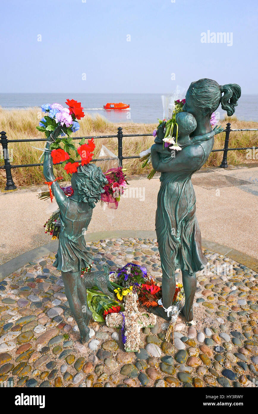 '' Willkommen Zuhause '' Skulptur von Anita Lafford auf der Promenade, Fleetwood, Lancashire, UK Stockfoto