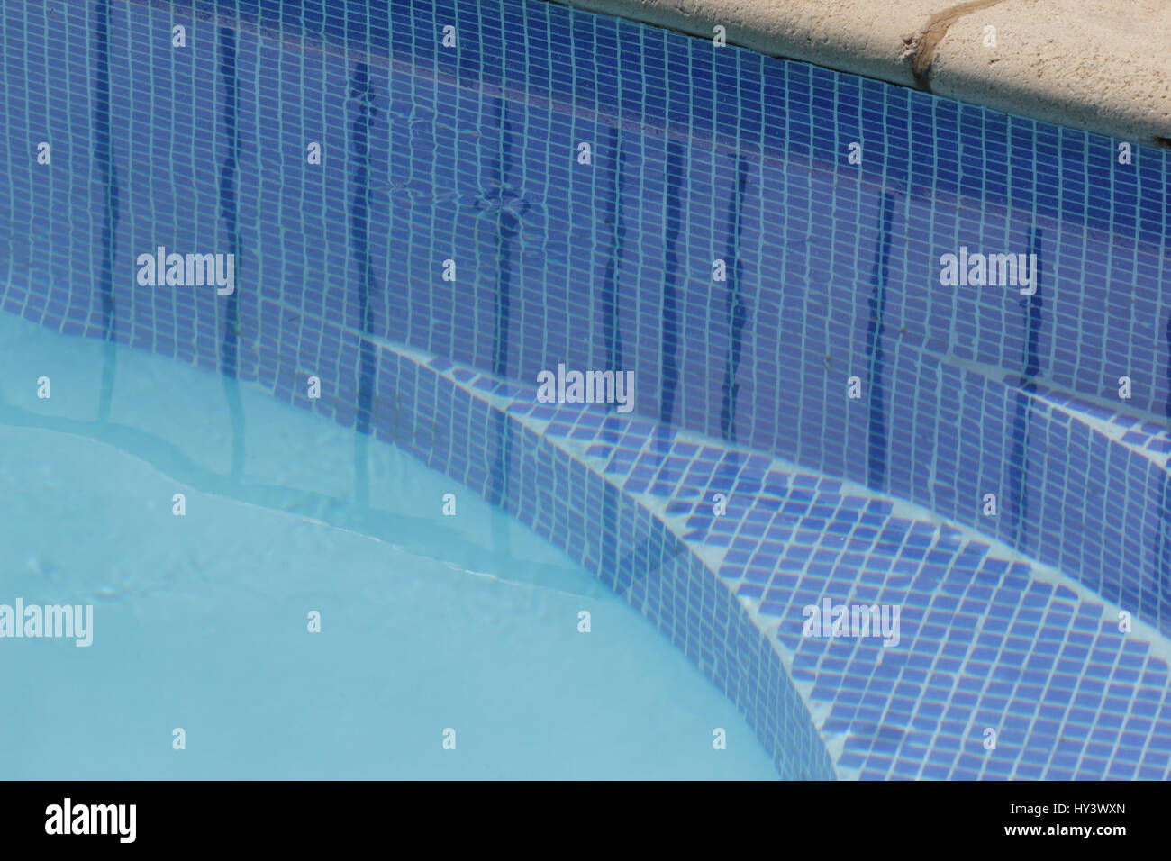 Klares Wasser in einem blauen Swimmingpool Stockfoto