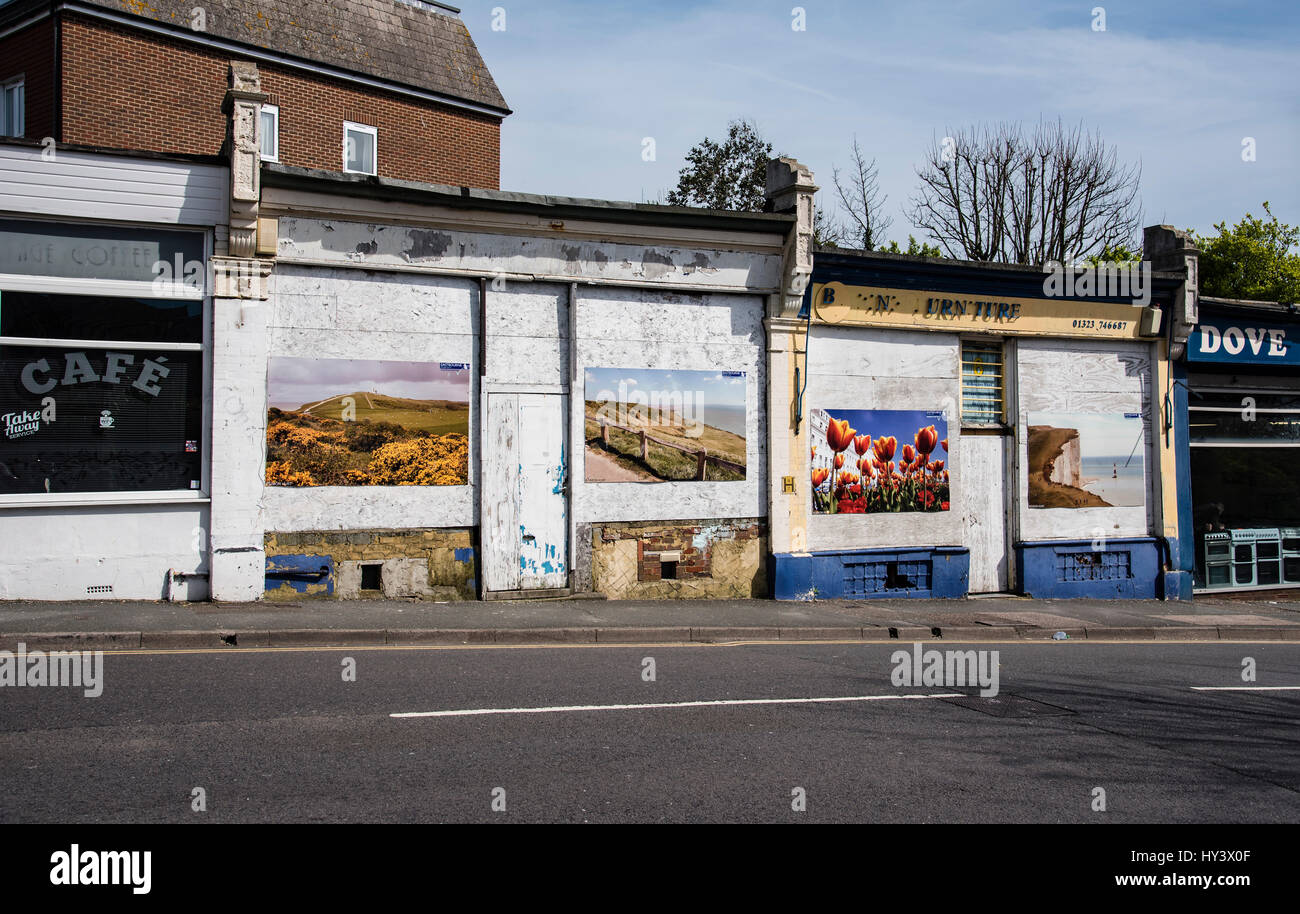 Kleine unabhängige Läden geschlossen auf eine depressive High Street in UK Stockfoto