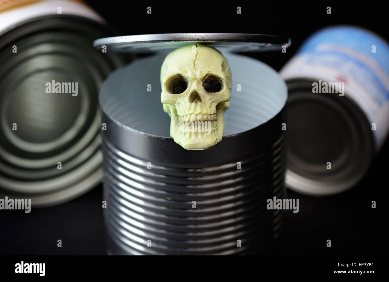 Totenschädel in Konserven Zinn beschichtet, schädigenden Bisphenol A in Konserven Dosen, Totenkopf in Beschichteter Konservendose, Schaedliches Bisphenol A Stockfoto