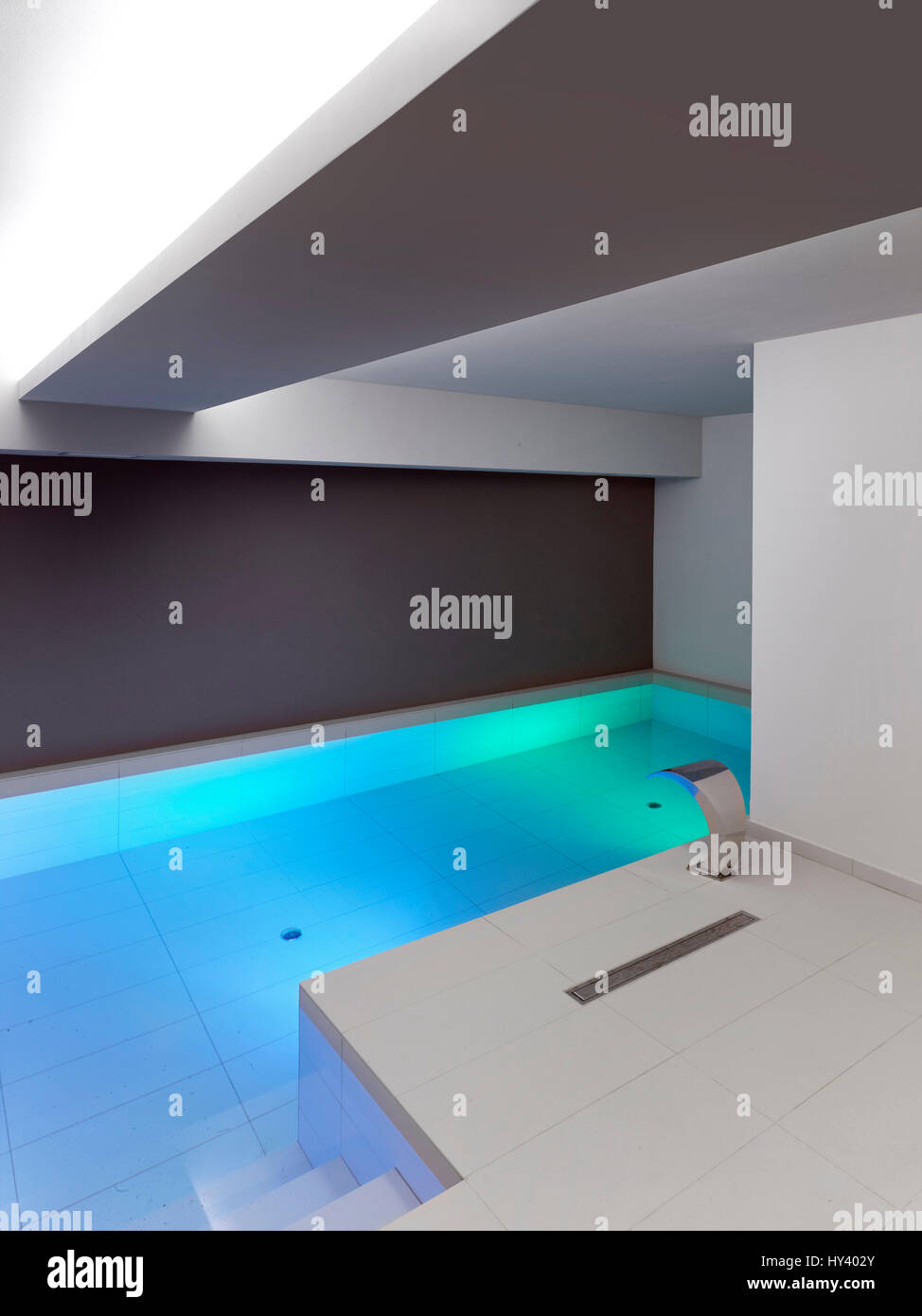 Zimmer mit Pool. Sarmede House, Sarmede, Italien. Architekt: Tate Harmer, 2015. Stockfoto
