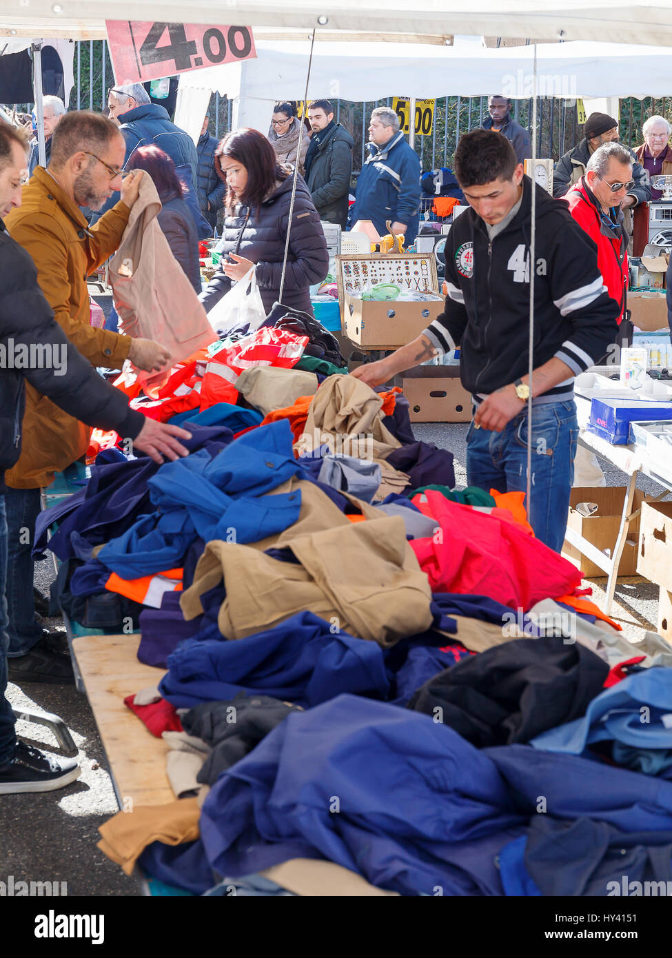 Rom, Italien - 26. Februar 2017: Einige Männer wählen Kleidung Stände auf den Outdoor-Markt. Stockfoto