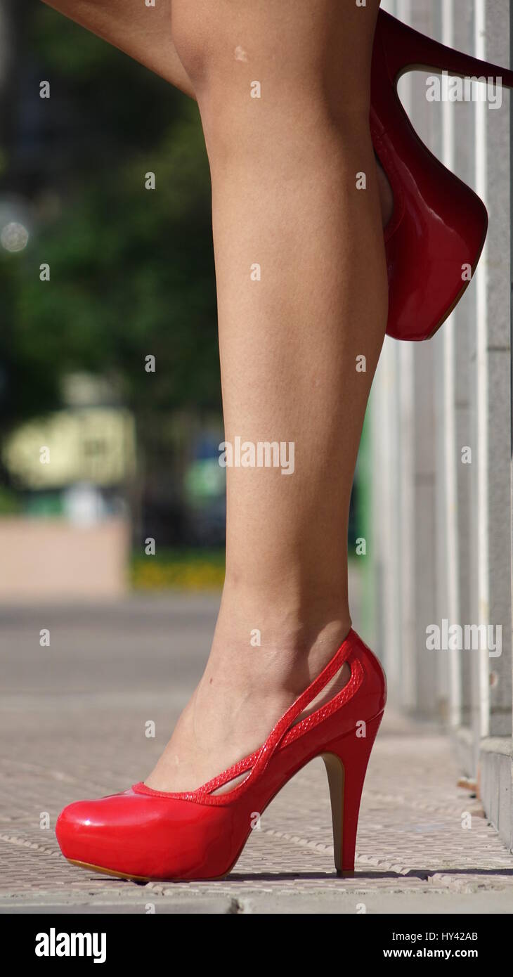 Weibliche Beine und roten Stöckelschuhen Stockfoto