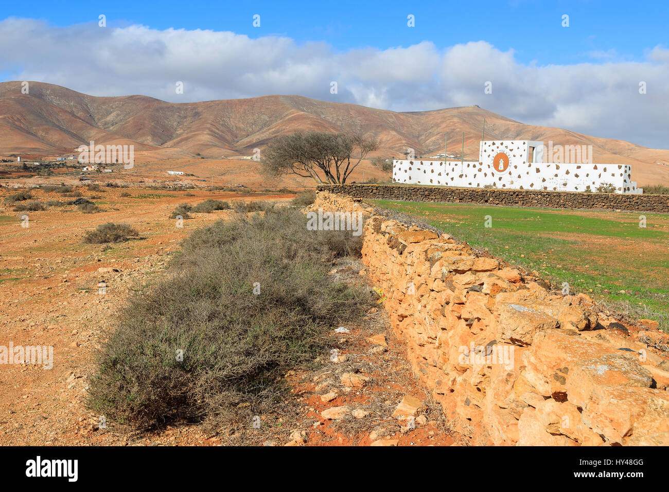 Vulkanische Berglandschaft und traditionellen kanarischen Stil Bogen Tor im Hintergrund in Antigua Dorf, Fuerteventura, Kanarische Inseln, Spanien Stockfoto