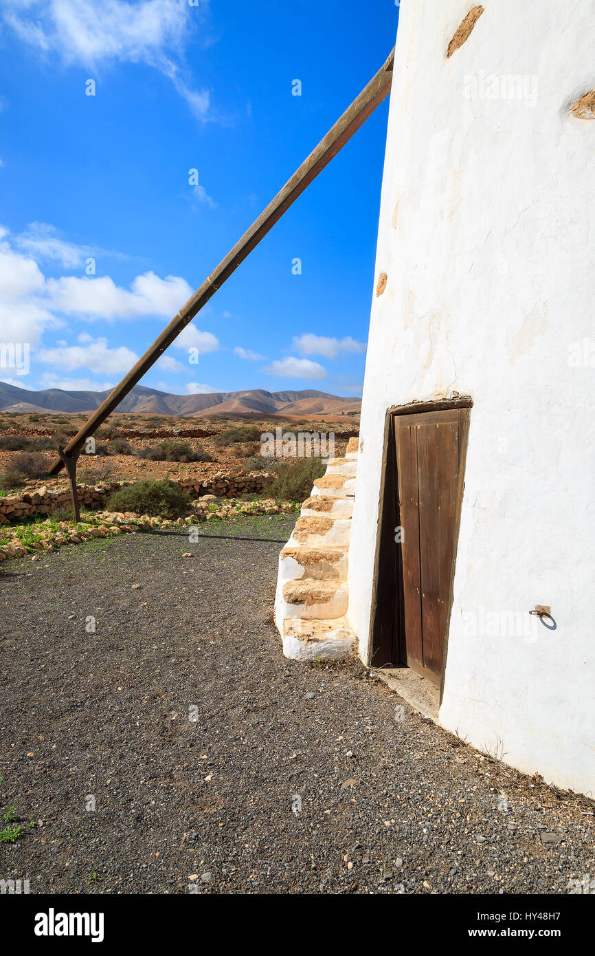 Eingang zur alten Windmühle in Landschaft der Llanos De La Concepcion Dorf, Fuerteventura, Kanarische Inseln, Spanien Stockfoto