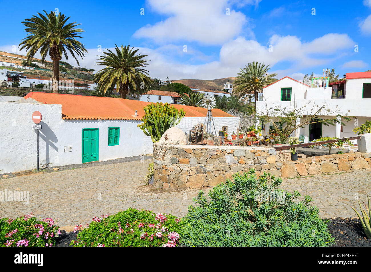 Traditionelles Haus im kanarischen Stil in Betancuria Dorf und Palmen Bäume mit Steinmauer, Fuerteventura, Kanarische Inseln, Spanien Stockfoto