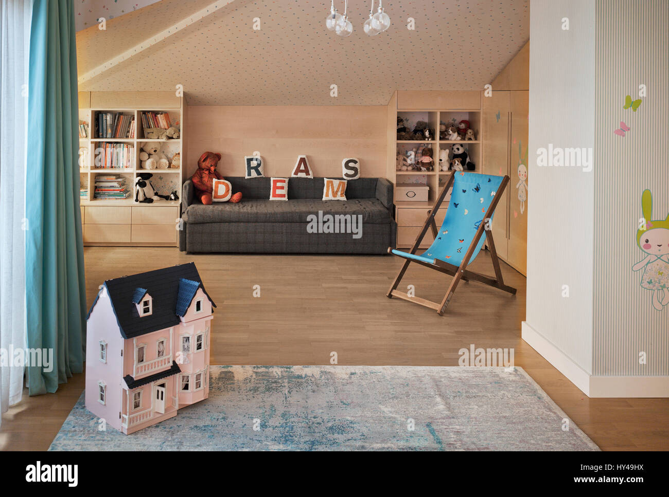 Raumgestaltung im Kinderzimmer. ein Regal mit Spielzeug. Inländische komfortables Leben. Stockfoto