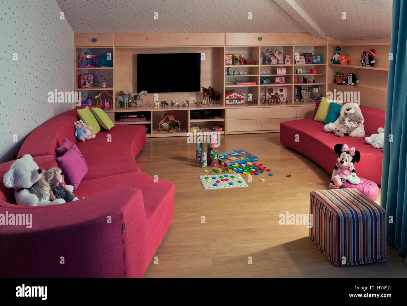 Raumgestaltung im Kinderzimmer. ein Regal mit Spielzeug. Inländische komfortables Leben. Stockfoto