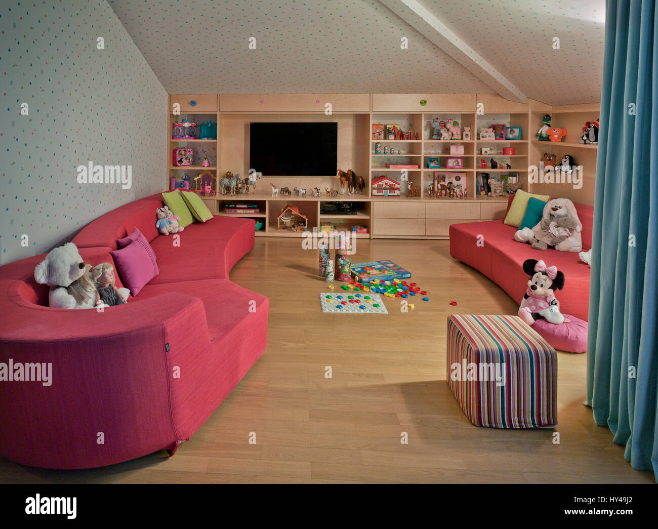 Raumgestaltung im Kinderzimmer. ein Regal mit Spielzeug. Inländische komfortables Leben. Stockfoto