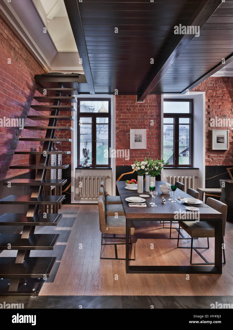 Interior Design in einem Luxus Loft Apartment in Moskau. Wohnzimmer eingerichtet. Architektonische Merkmale. Häusliche Interieur. Luxus Lifestyle. Stockfoto