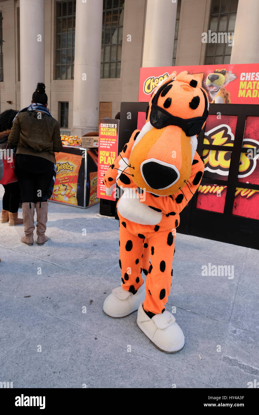 Cheetos Chester Cheetah, Werbebesatzung, die kostenlose Proben von Cheetos Flamin Hot Cheese Snacks an Verbraucher verteilt, Union Station, Toronto Stockfoto