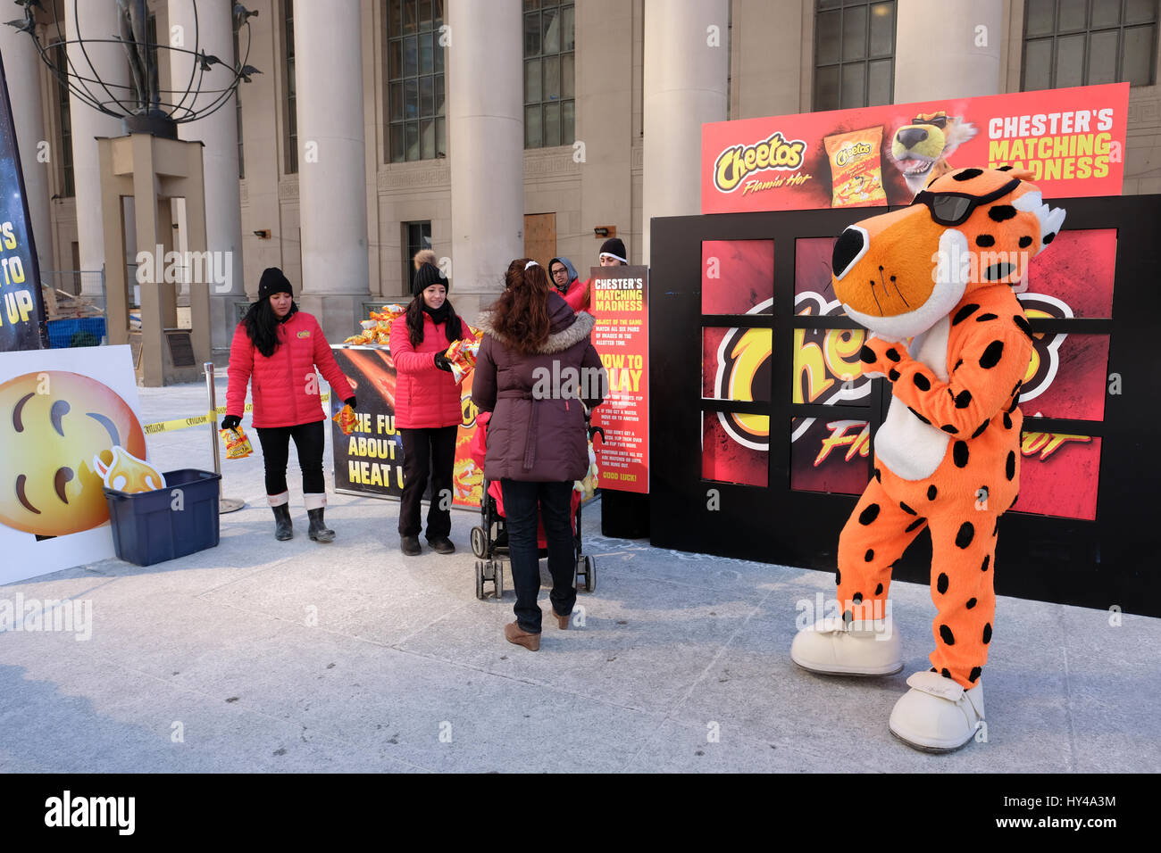 Cheetos Chester Cheetah, Werbebesatzung, die kostenlose Proben von Cheetos Flamin Hot Cheese Snacks an Verbraucher verteilt, Union Station, Toronto Stockfoto