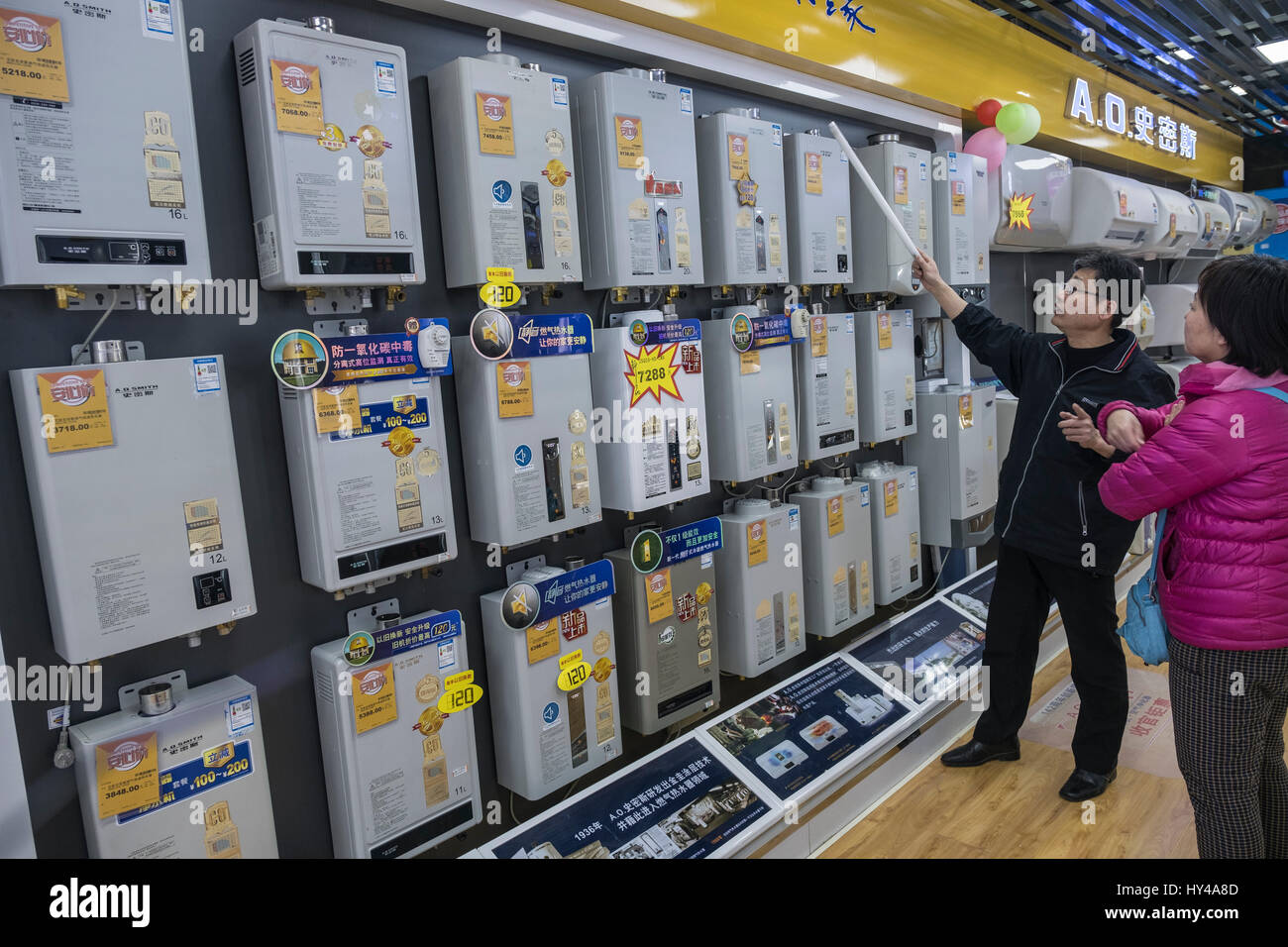 U. a. Smith-Wasser-Heizungen sind auf den Verkauf in einem & BQ-Store in Peking, China. Stockfoto
