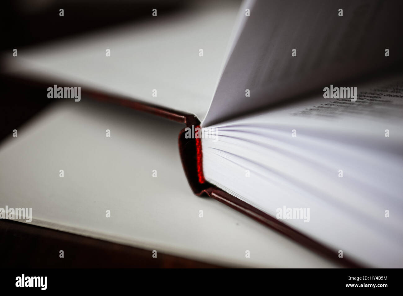 Eine schöne Nahaufnahme eines Buches in dunkle rote Abdeckung und mit roten Lesezeichen. Geringe Schärfentiefe Stockfoto