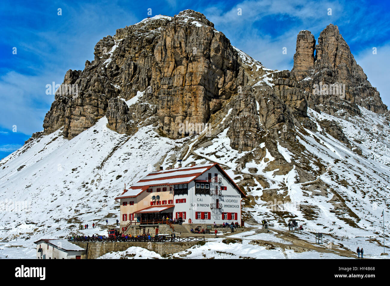 Rifugio Locatelli Hütte, Dreizinnenhütte am Gipfel Sasso di Sesto und Torre di Toblin, Sextner Dolomiten, Südtirol, Trentino-Alto Adige, Italien Stockfoto